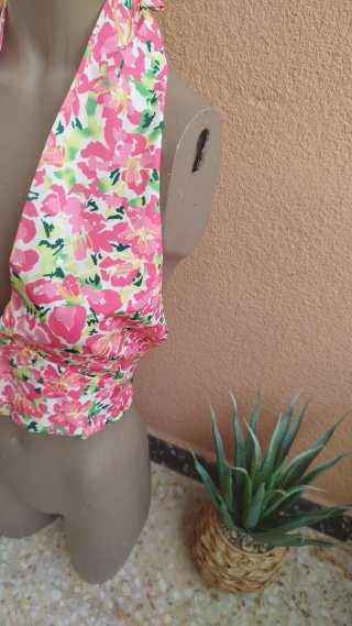 Top floral escotado halter talla M