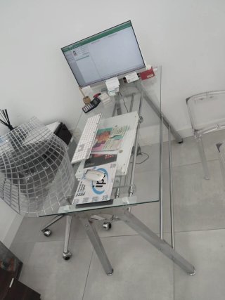 Escritorio cristal y metal moderno