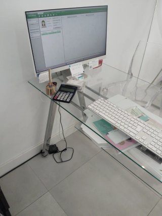 Escritorio cristal y metal moderno