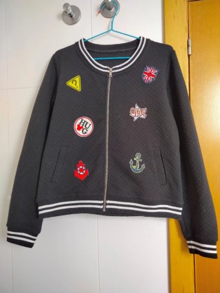 Chaqueta bomber negra con parches Talla M