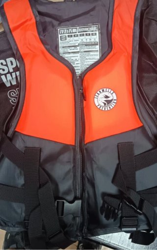 Chaleco salvavidas naranja y negro