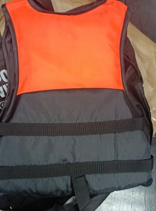 Chaleco salvavidas naranja y negro