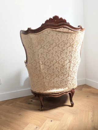 Sillón clásico tapizado beige y marrón