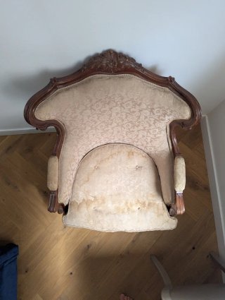 Sillón clásico tapizado beige y marrón