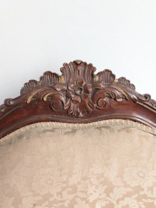 Sillón clásico tapizado beige y marrón