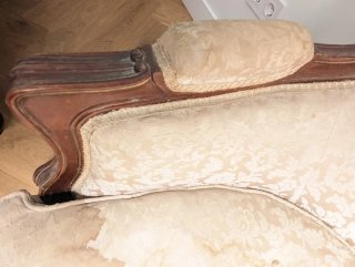Sillón clásico tapizado beige y marrón