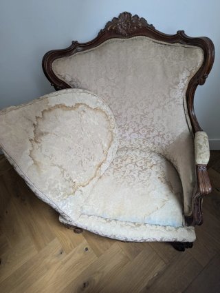 Sillón clásico tapizado beige y marrón