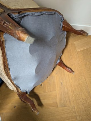 Sillón clásico tapizado beige y marrón
