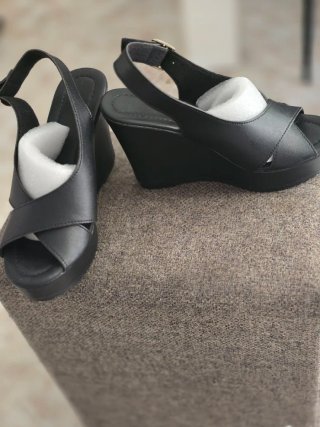 Sandalias de cuña negras
