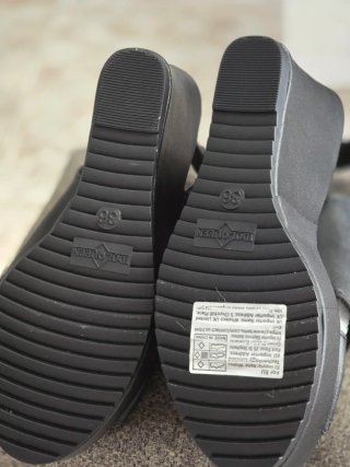 Sandalias de cuña negras