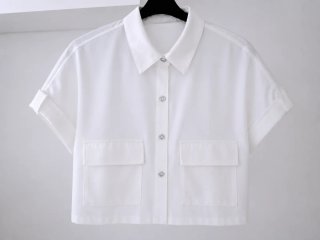 Blusa blanca corta con bolsillos