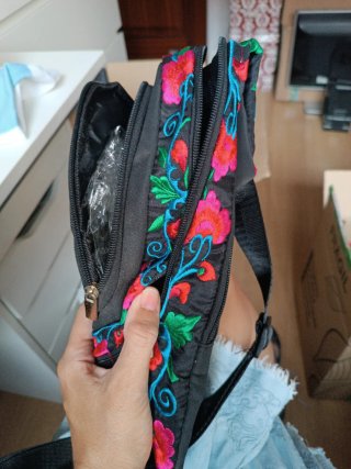 Riñonera bordada negra y multicolor