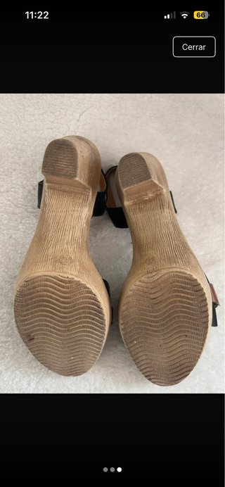 Sandalias de tacón negras y marrones