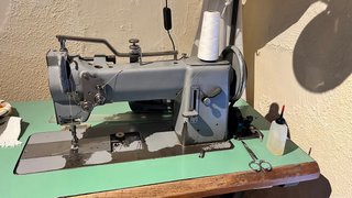 Máquina de coser profesional con mesa
