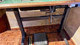 Máquina de coser profesional con mesa