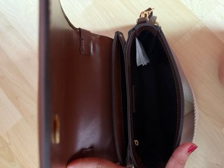 Bolso marrón y bandolera beige