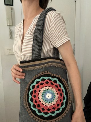 Bolso de hombro tote con mandala en croché.