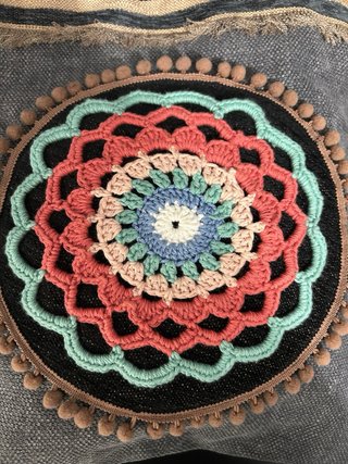 Bolso de hombro tote con mandala en croché.