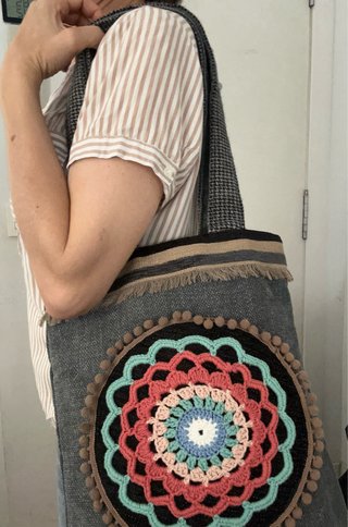 Bolso de hombro tote con mandala en croché.