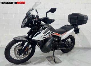 KTM 790 Adventure Moto Negra y Blanca