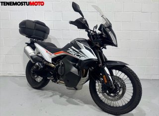 KTM 790 Adventure Moto Negra y Blanca