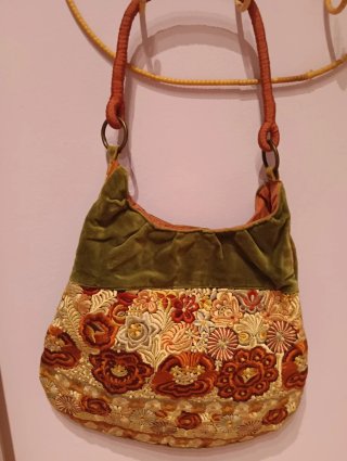 Bolso de terciopelo y bordado floral