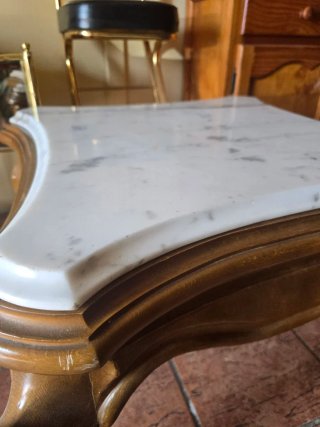 Mesa baja de mármol y madera