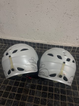 Cascos para la nieve blancos.