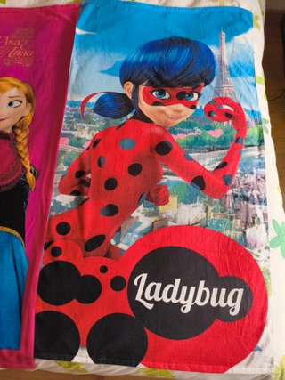 Lote 2 Toallas Playa Frozen y Ladybug