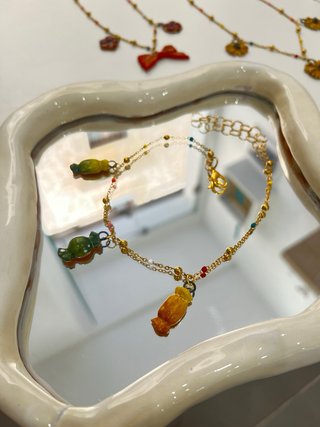 Collana con ciondoli colorati