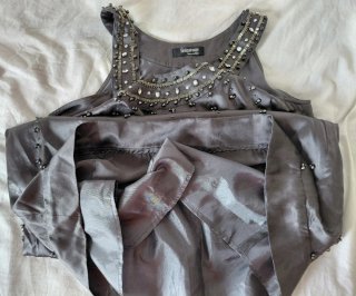 Vestido Sinéquanone gris con pedrería