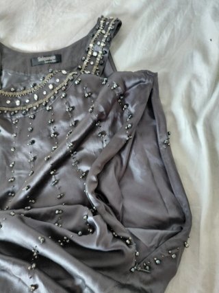 Vestido Sinéquanone gris con pedrería