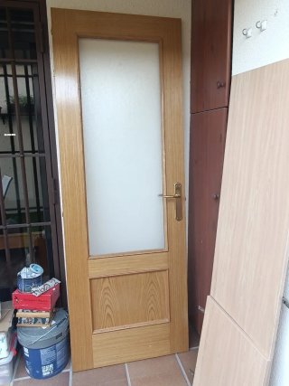 Puerta de madera con cristal