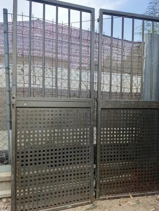 Puerta de hierro con rejas
