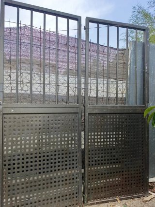 Puerta de hierro con rejas