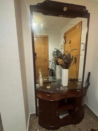 Recibidor de madera y cristal