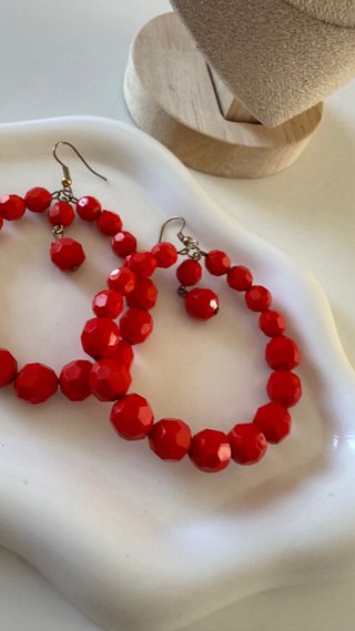 Orecchini cerchio con perline rosse