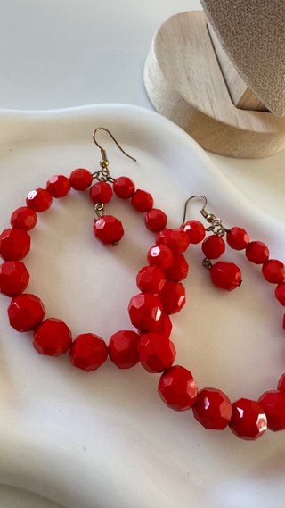 Orecchini cerchio con perline rosse