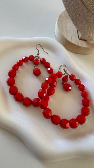 Orecchini cerchio con perline rosse