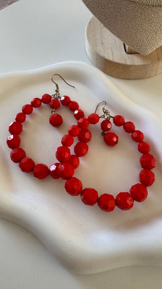 Orecchini cerchio con perline rosse