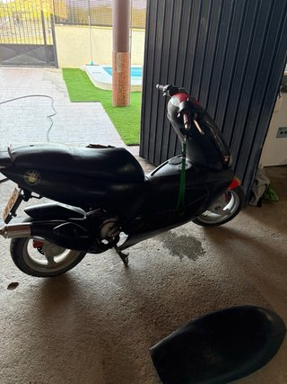 Aprilia Area 51 Scooter Negra/Roja