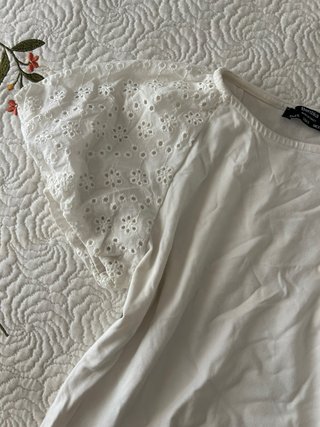 Camiseta Bershka manga abullonada detalles