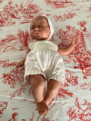 Muñeca bebé Ribon con capota