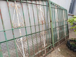 Puerta de hierro forjado con rejas