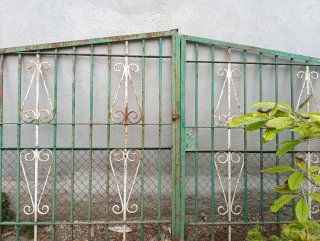 Puerta de hierro forjado con rejas