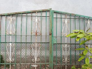 Puerta de hierro forjado con rejas