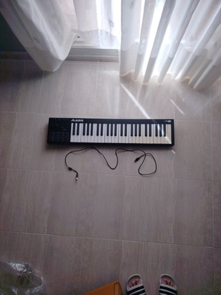 Controlador MIDI Alesis V49 - 49 teclas