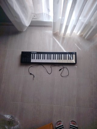 Controlador MIDI Alesis V49 - 49 teclas