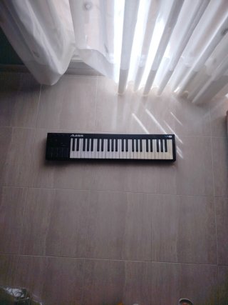 Controlador MIDI Alesis V49 - 49 teclas