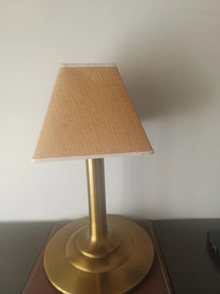 Lámpara de mesa beige y dorada